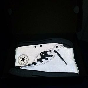 Reflective Converse hightop jr.6 preown worn 1 time.Nice fashion piece.